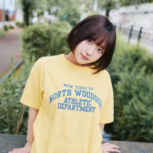Tシャツの下には豊満ボディーが…歌い手としても注目のYouTuber「巣ごもりデート」をテーマにしたグラビア