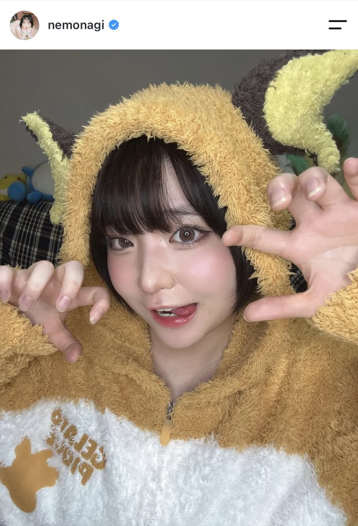カメラに向かってポーズを取る“ライチュウ”なぎちゃん