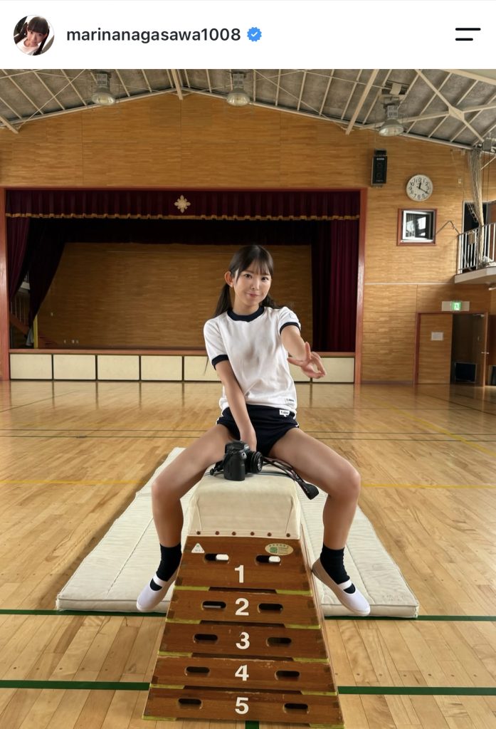 跳び箱に乗ってピース