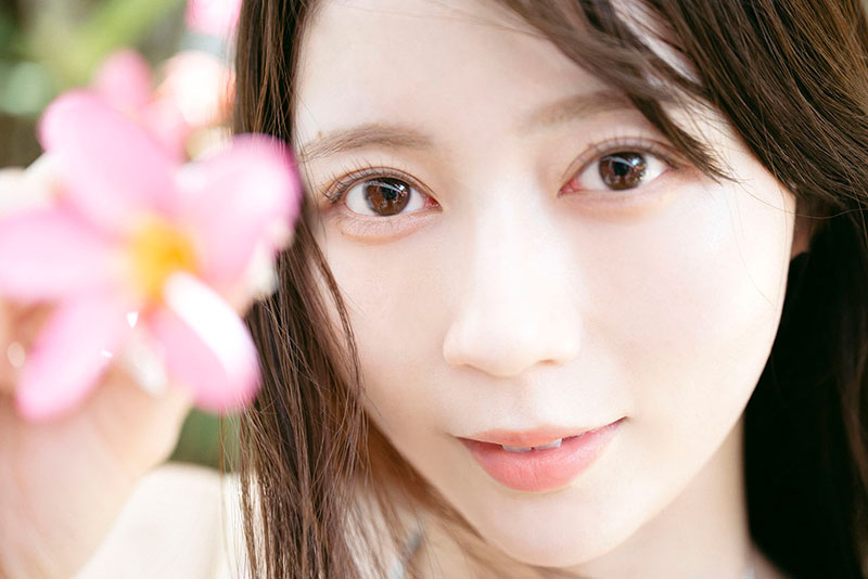 「Jams Collection」水瀬さらら1st写真集より、セブ島のコロニアル様式のホテルにて、咲き乱れる南国の花と