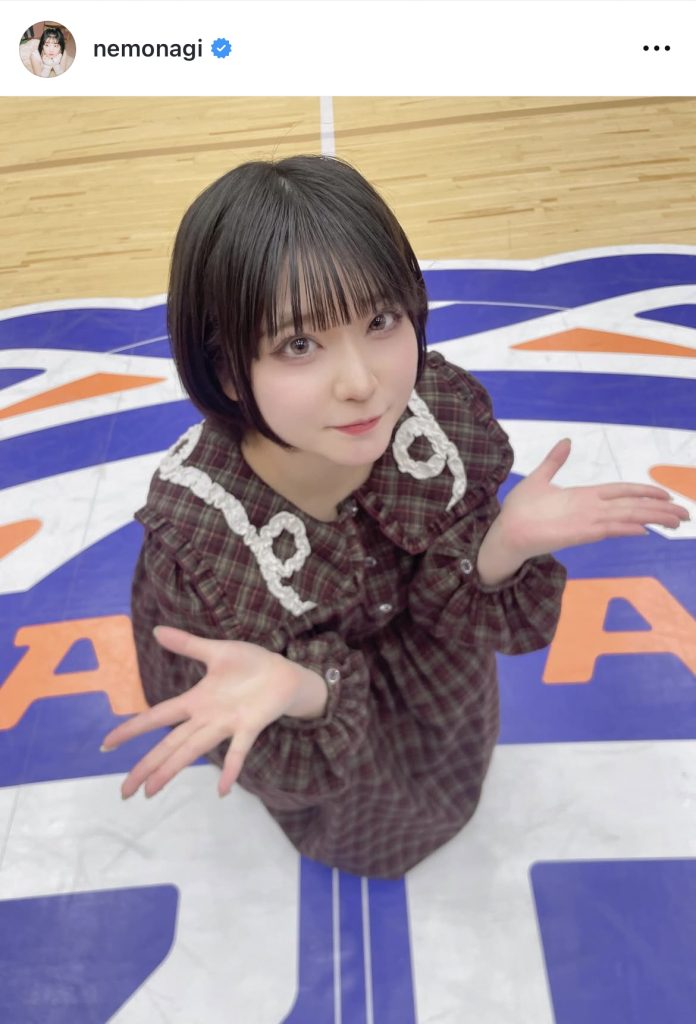 かわいらしいワンピース姿で試合会場に姿を見せる