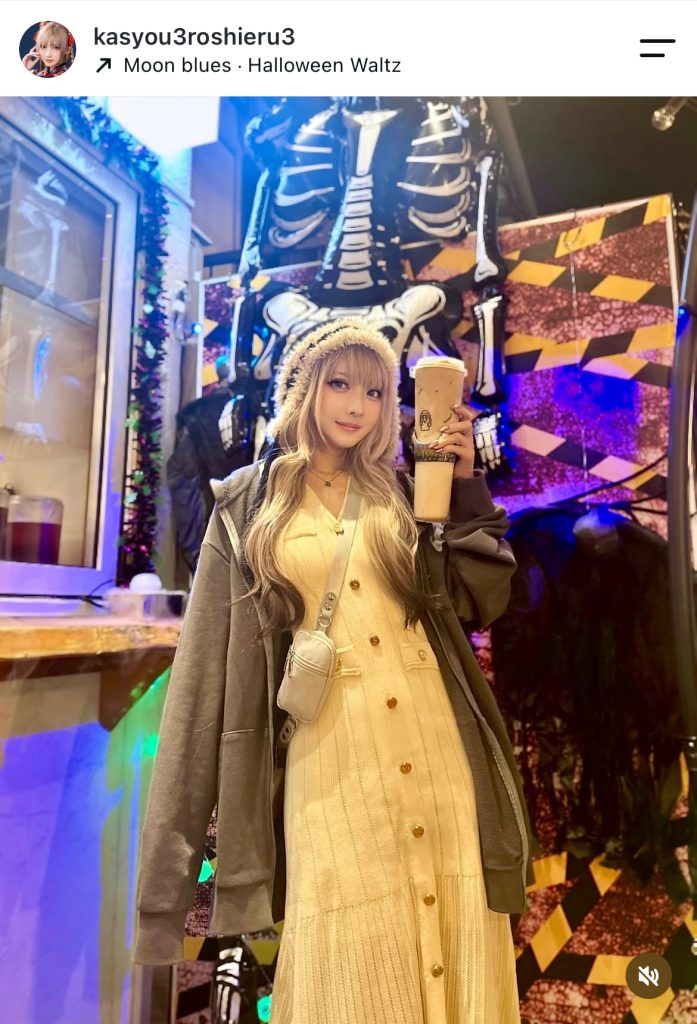 私服姿でカフェラテを手にニッコリ