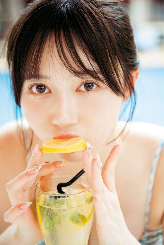 Jams Collection水瀬さらら1st写真集『水色の温度』より撮影初日、コロニアル調のビーチリゾートのプールで
