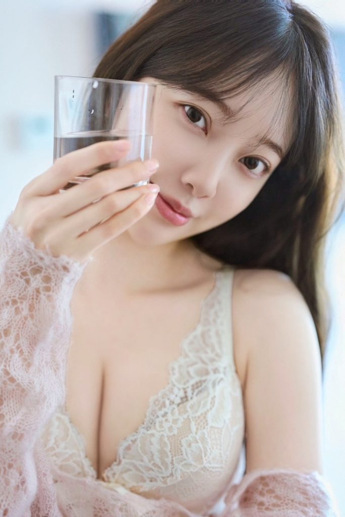 堀未央奈3rd写真集『深紅の余韻』より