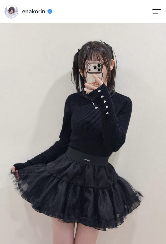 隠し切れない眩しいバストに目を奪われる