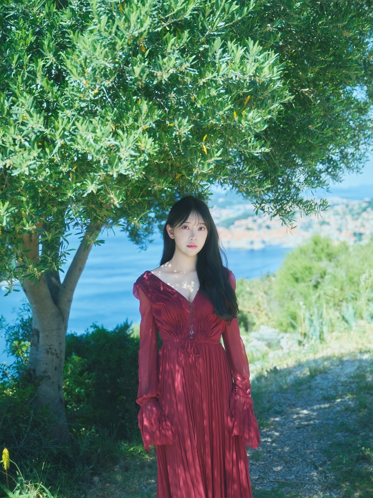 堀未央奈3rd写真集『深紅の余韻』より