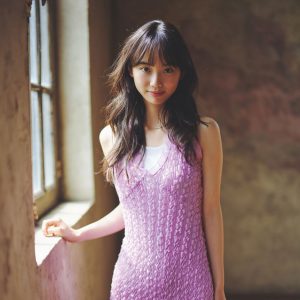 『仮面ライダーガッチャード』でも注目の美女、大人な衣装に身を包むグラビア