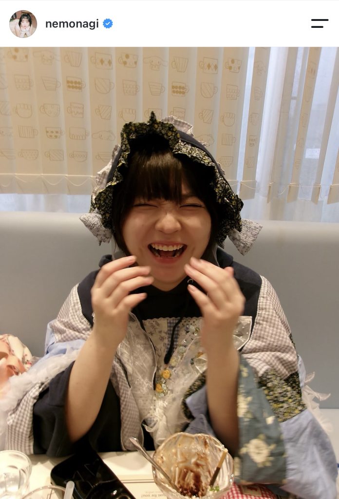 カメラに向かって大爆笑