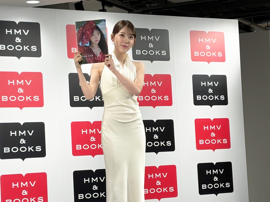 3rd写真集『深紅の余韻』出版記念取材会に出席した堀未央奈