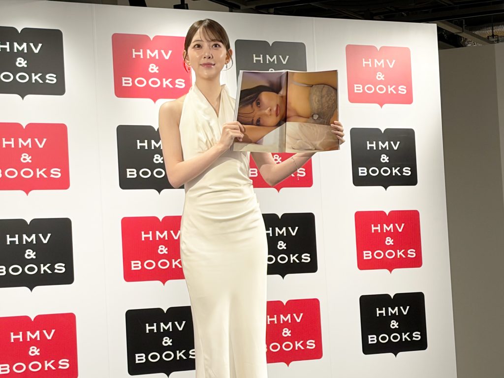3rd写真集『深紅の余韻』出版記念取材会に出席した堀未央奈