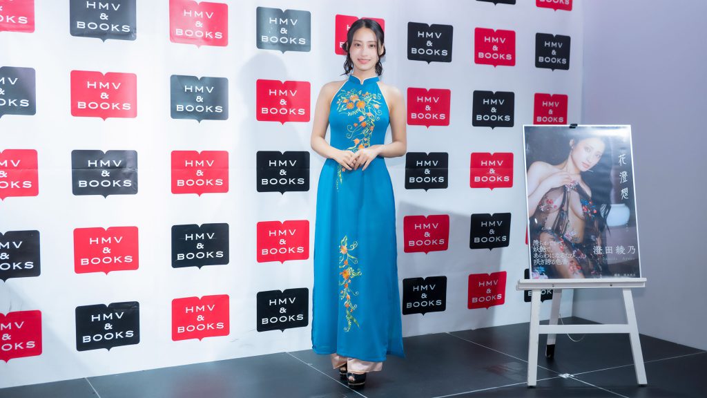 澄田綾乃が3rd写真集『花澄想』発売記念取材会に出席
