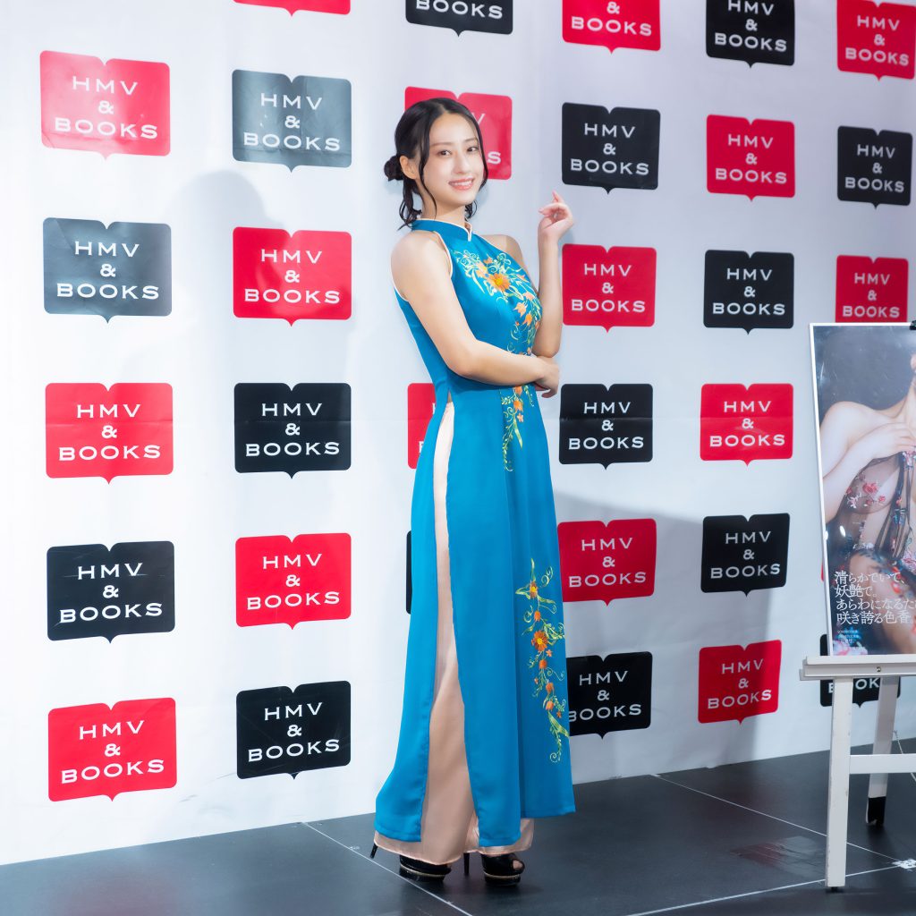 澄田綾乃が3rd写真集『花澄想』発売記念取材会に出席