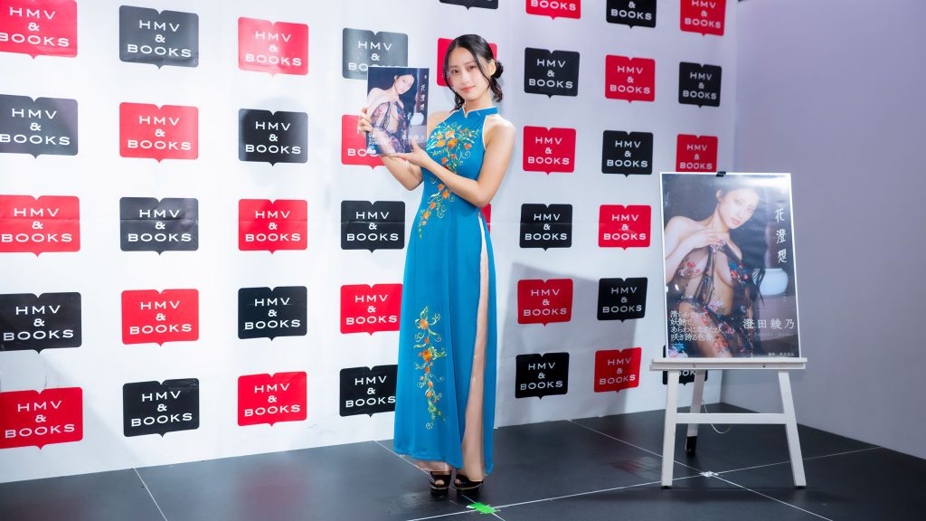 澄田綾乃が3rd写真集『花澄想』発売記念取材会に出席