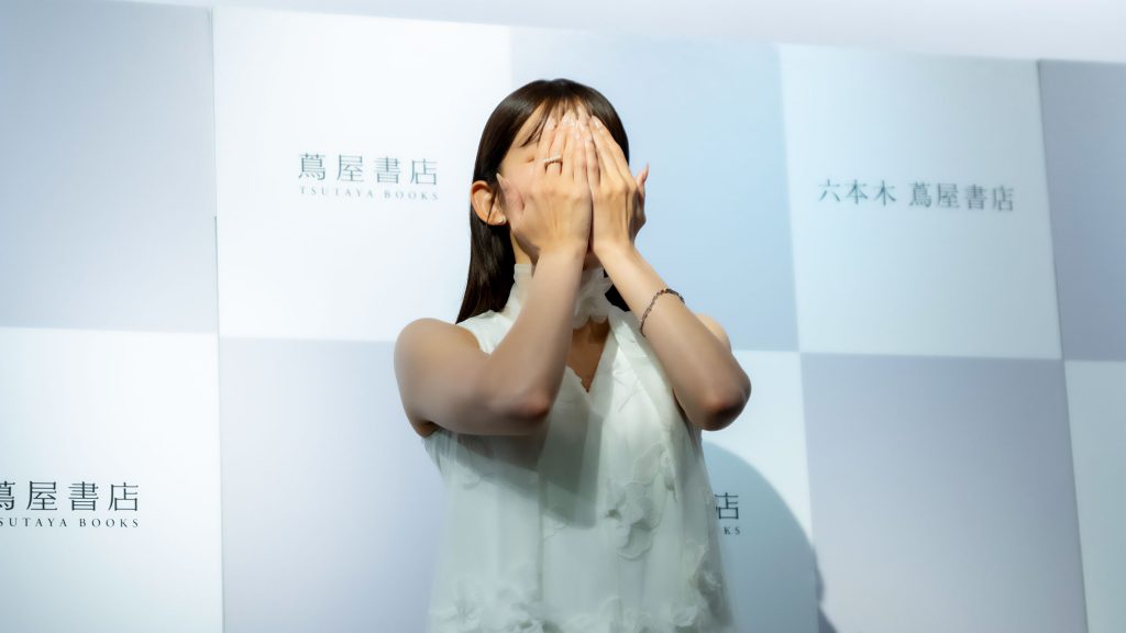 フォトブック『りな、です』発売記念取材会より、自ら振った声まねを披露することとなった山本里菜
