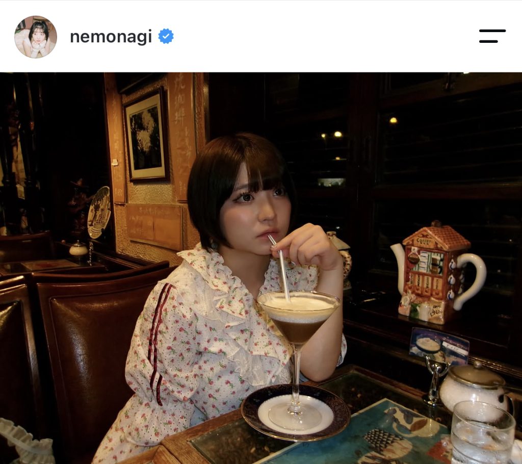 根本凪が喫茶店を訪れた際の私服姿を公開