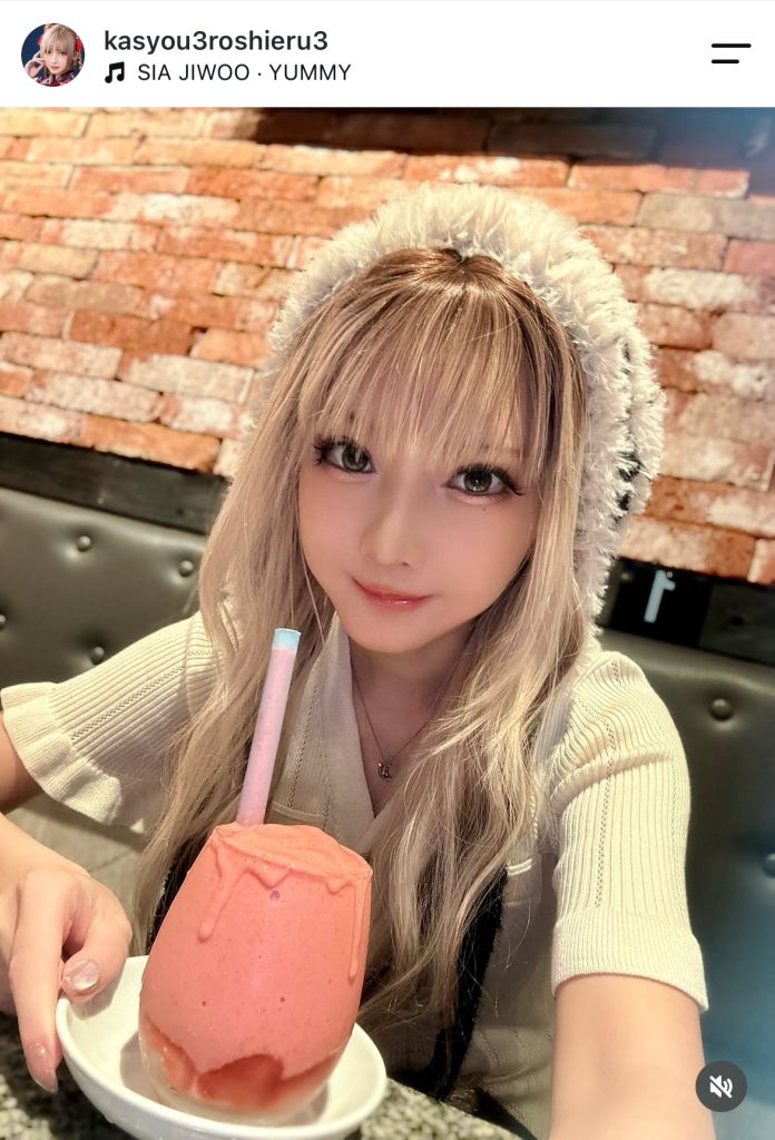 キュート過ぎるカフェでの私服姿