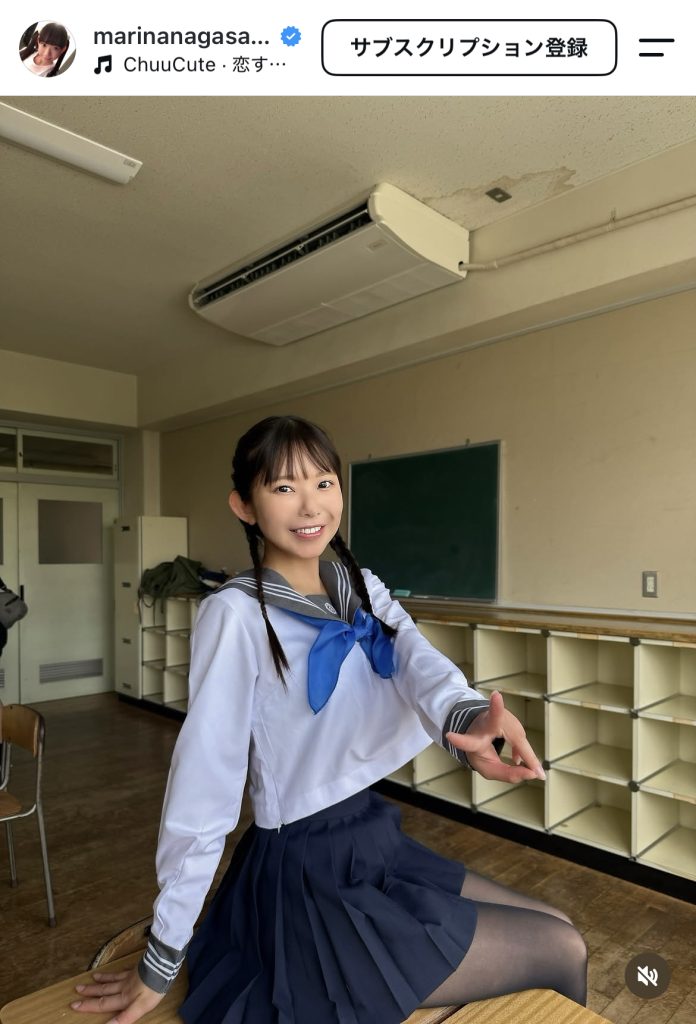 黒ストッキングがたまらないセーラー服姿